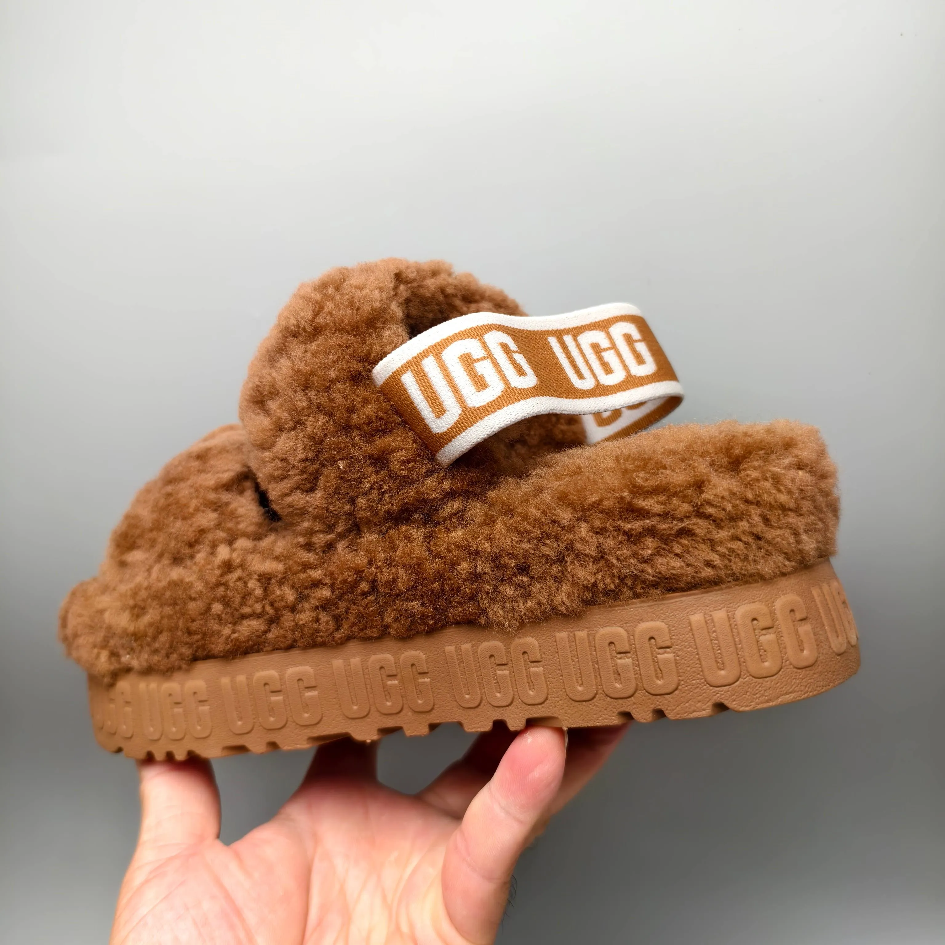 💰440 UGG sheepskin all-in-one snow boots 0876 new autumn and winter style Zhou Dongyu's same style furry slippers Product name: Ovlafita, Longfeng Teddy fur muffin bottom slippers, new at the counter simultaneously It is an upgraded version of the classic oh yeah sandals, the corrugated sheepskin material is used to make it more fashionable and cool, the heel strap is the highlight of the entire design, the muffin bottom visually increases, good news for small sisters, large quantities in stock Code number: 35-41 Color: white, gray, black, pink, army green, maroon